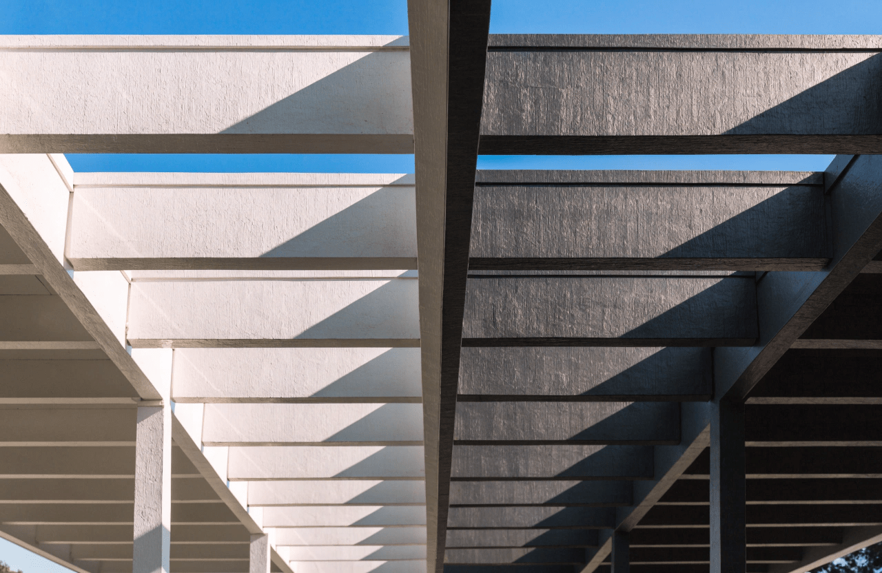 تأثیر رنگ روشن یا تیره UPVC بر بازتاب نور و خنکی فضای زیر سقف