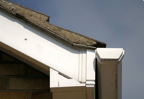 شینگل یا UPVC؟ مقایسه زیبایی، دوام و قیمت برای سقف‌های شیبدار