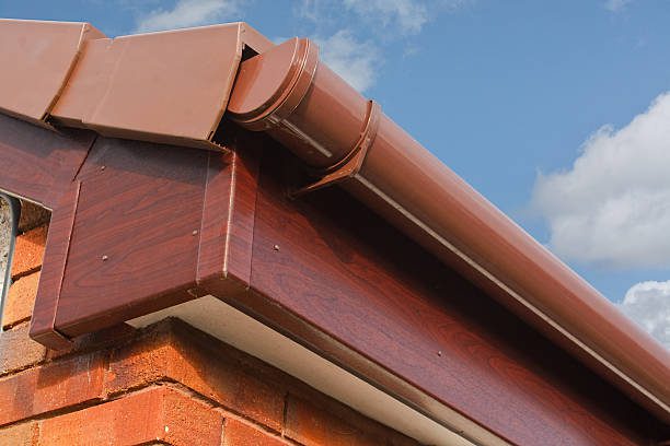 شینگل یا UPVC؟ مقایسه زیبایی، دوام و قیمت برای سقف‌های شیبدار