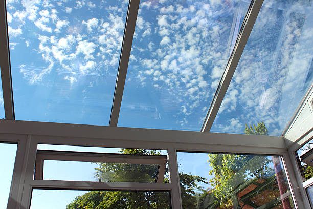 تفاوت ورق‌های ساندویچ پانل سقفی با ورق‌های تک‌لایه UPVC (کدام به‌صرفه‌تر است؟)