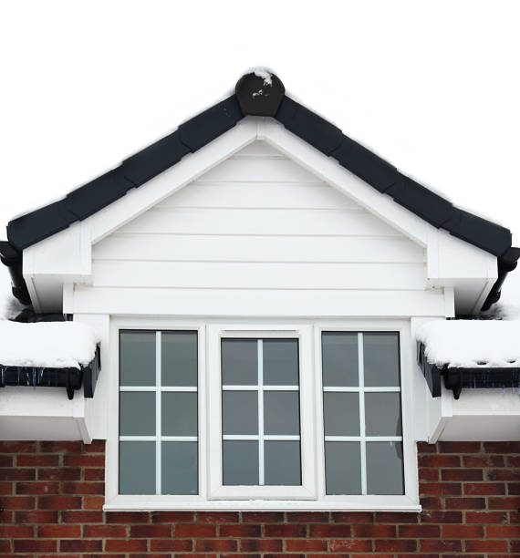 شینگل یا UPVC؟ مقایسه زیبایی، دوام و قیمت برای سقف‌های شیبدار